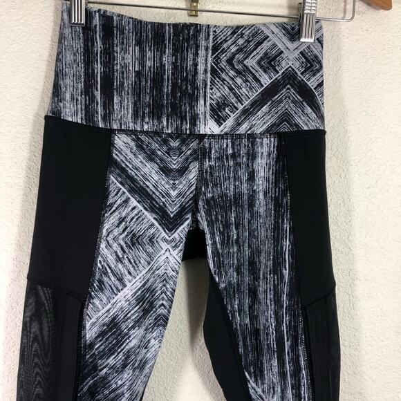 Lululemon - Hot To Street Crop - Heat Wave White/Black pattern with Black Mesh - Picture 4 of 12